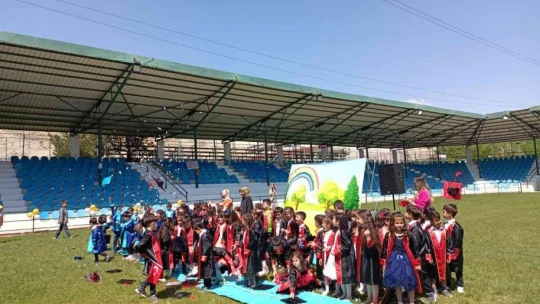 Minik öğrenciler kep atarak mezun oldu