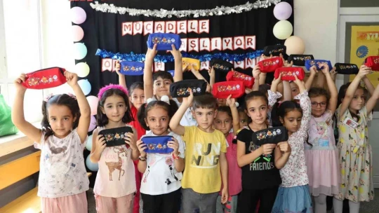 Minik öğrencilere kırtasiye sürprizi