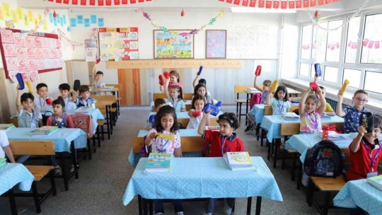 Minik öğrencilere kırtasiye sürprizi