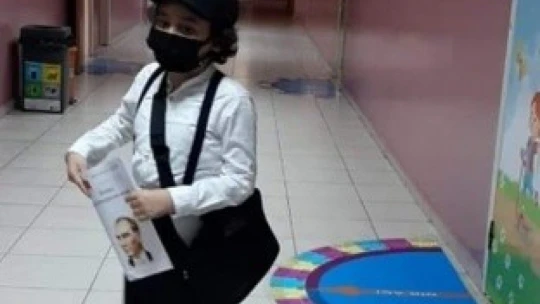 Minikler Cumhuriyetin ilan edileceğini bildiren gazete çıkardı