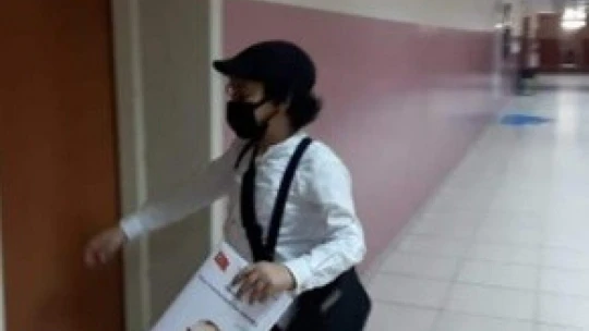 Minikler Cumhuriyetin ilan edileceğini bildiren gazete çıkardı