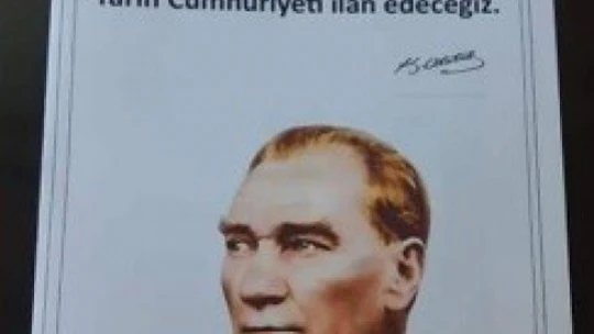 Minikler Cumhuriyetin ilan edileceğini bildiren gazete çıkardı