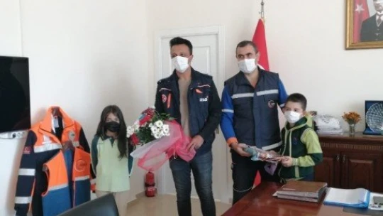Miniklerden AFAD görevlilerine çiçekli teşekkür