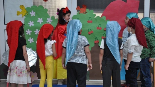 Miniklerden tiyatro gösterisi