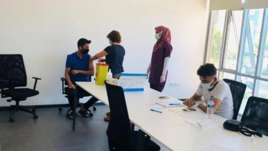 Mobil sağlık ekipleri sanayide aşıda