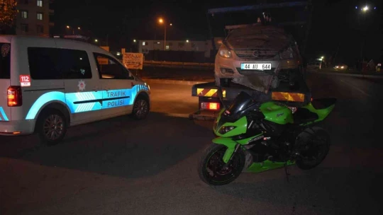 Motosikletin sıkıştırdığı araç takla attı