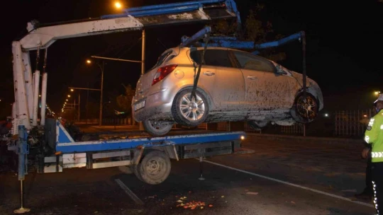 Motosikletin sıkıştırdığı araç takla attı