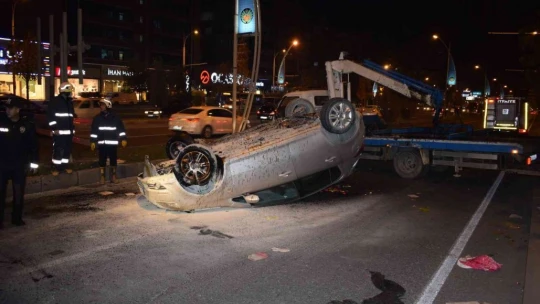 Motosikletin sıkıştırdığı araç takla attı