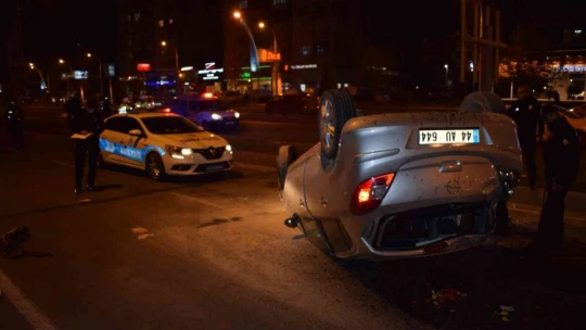 Motosikletin sıkıştırdığı araç takla attı
