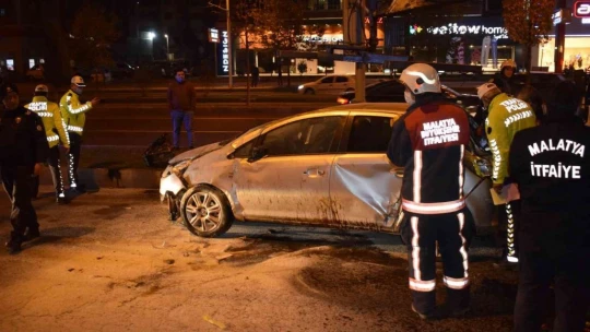 Motosikletin sıkıştırdığı araç takla attı