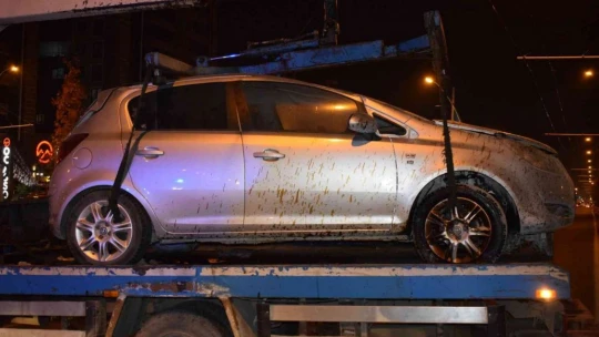 Motosikletin sıkıştırdığı araç takla attı