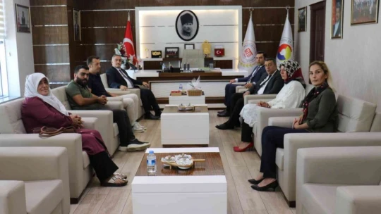 MTB Başkanı Özcan, çilek üreticilerini ödüllendirdi