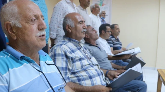 Muhtarlar Korosu ünlü korolara taş çıkartıyor