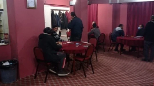 Mühürlenen iş yerine kumar baskını