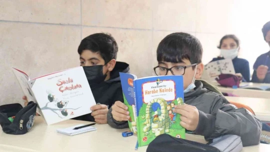 Mülteci çocuklarına okuma etkinliği