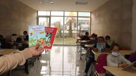 Mülteci çocuklarına okuma etkinliği