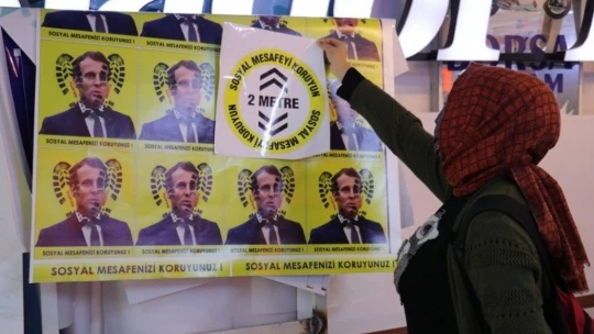 Müşteriler Macron'un fotoğrafına basıp geçiyor