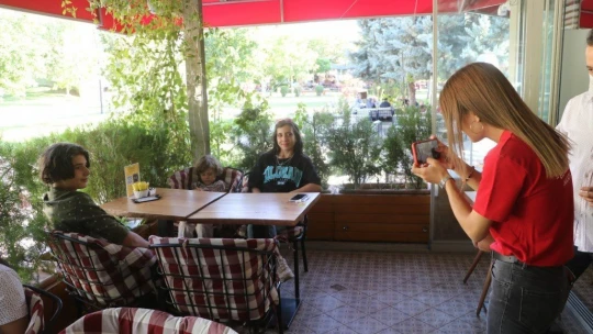 Müşterilerin fotoğraf isteğine çözümü böyle buldu