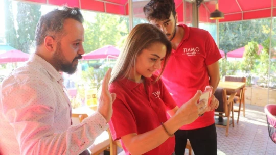 Müşterilerin fotoğraf isteğine çözümü böyle buldu