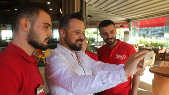 Müşterilerin fotoğraf isteğine çözümü böyle buldu