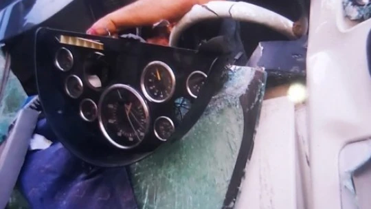 Odun yüklü iki kamyon çarpıştı