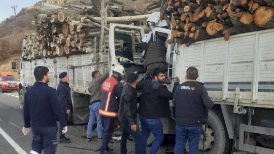 Odun yüklü iki kamyon çarpıştı