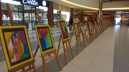 Öğrenciler emeklerini sergiledi