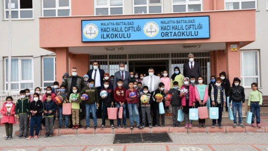 Öğrencilere kırtasiye ve spor malzemesi yardımı