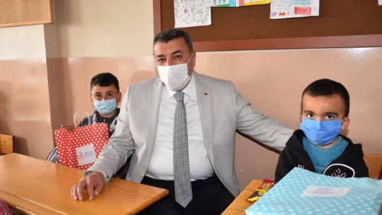 Öğrencilere kırtasiye ve spor malzemesi yardımı