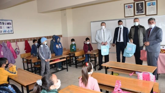 Öğrencilere kırtasiye ve spor malzemesi yardımı