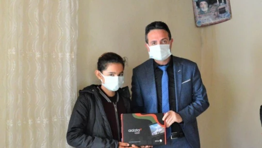 Öğrencilere tabletleri evinde teslim ediliyor