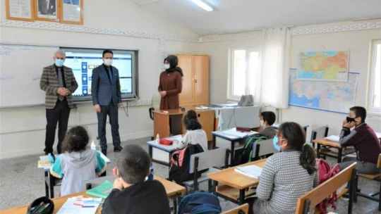 Öğrencilere tabletleri evinde teslim ediliyor