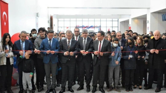 Öğrencilerin bilimsel projeleri sergilendi