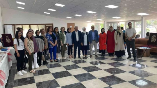 Öğrencilerin hat sergisine yoğun ilgi