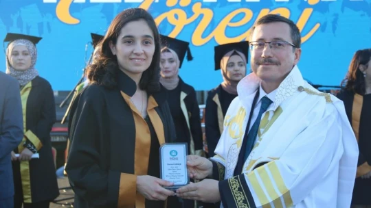 Öğrencilerin mezuniyet coşkusu