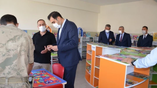 Okula kütüphane kazandırdılar