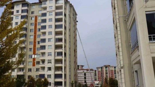 Ölümü göze alıp ağır hasarlı binadan eşyalarını çıkardılar