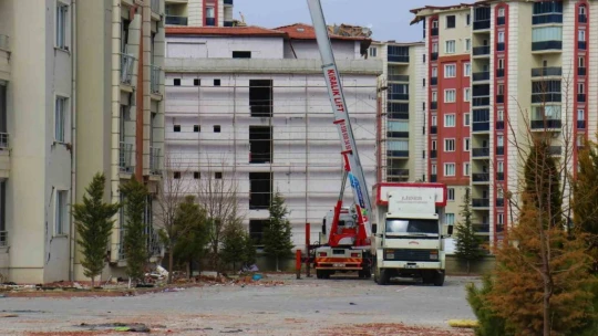 Ölümü göze alıp ağır hasarlı binadan eşyalarını çıkardılar