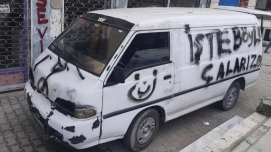Önce çaldılar sonra sprey boyayla mesaj bıraktılar