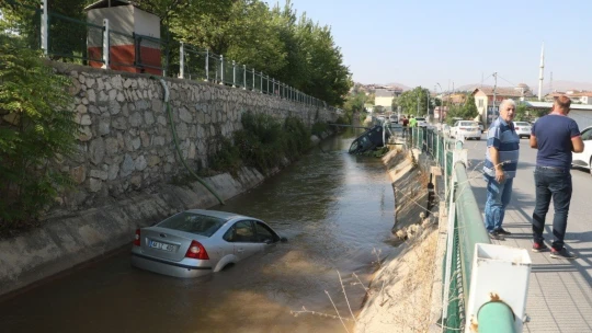 Önce kafa kafaya çarpıştılar, sonra kanala uçtular