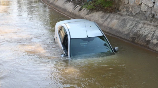 Önce kafa kafaya çarpıştılar, sonra kanala uçtular