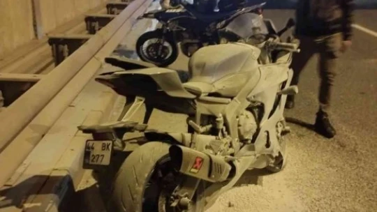 Önünde seyreden araca çarpan motosikletli ağır yaralandı