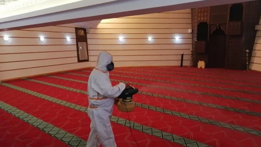 Örnek muhtar camileri kendi imkanları ile dezenfekte etti