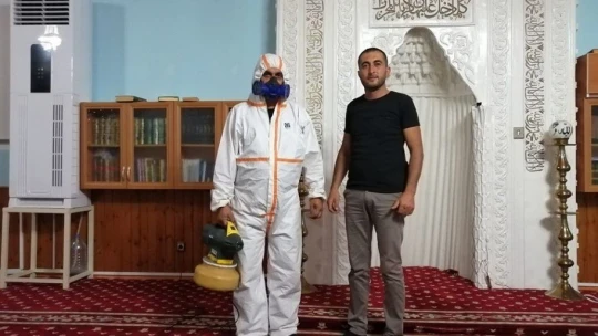 Örnek muhtar camileri kendi imkanları ile dezenfekte etti
