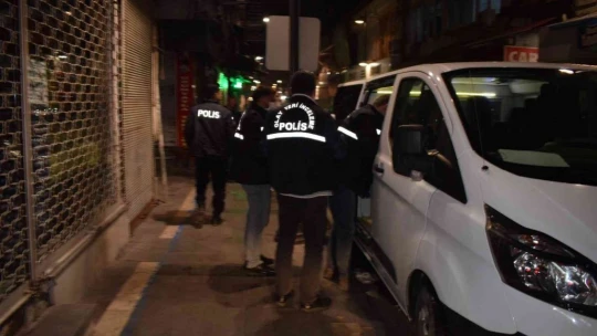 Otel işletmecesi çalışanını bacağından vurdu