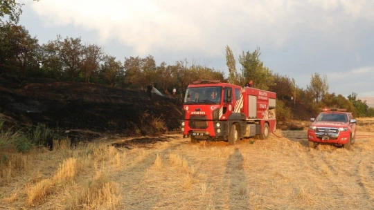 Otluk alanda başlayan yangın kayısı bahçesine sıçramadan söndürüldü