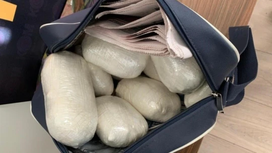 Otobüsteki yolcunun çantasından 3 kilo 604 gram esrar çıktı