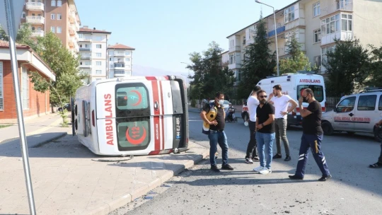 Otomobil ile çarpışan ambulans yan yattı