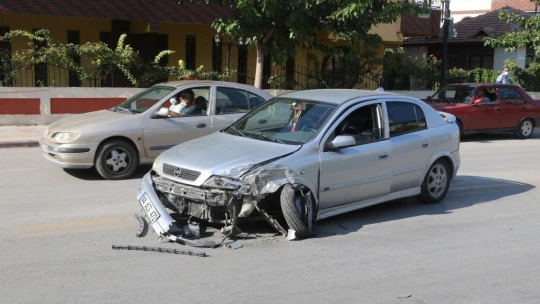Otomobil ile çarpışan ambulans yan yattı