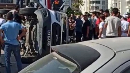 Otomobil ile çarpışan ambulans yan yattı